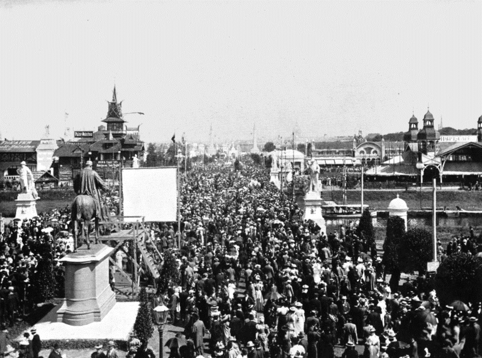 Die Schwarz-weiß-Fotografie zeigt große Menschenmengen im heutigen Clara-Zetkin-Park