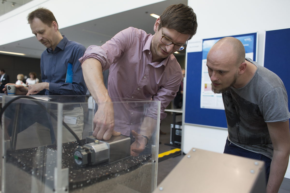 Der Nachwuchswissenschaftler Alexander Knut demonstriert am Modell eines Richtschwingers Mechanismen der Bodenverdichtung. 