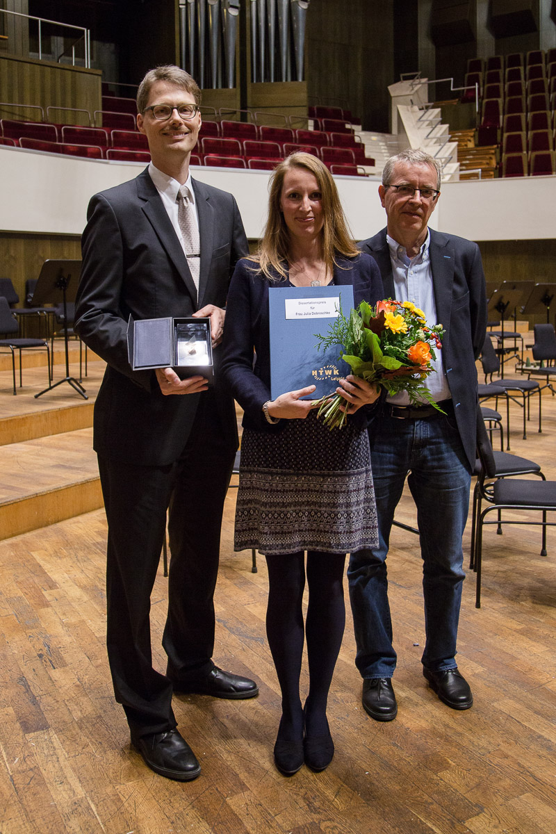 Dr. Julia Dobroschke und ihre Promotionsbetreuer Prof. Ulrich Nikolaus (HTWK Leipzig) und Prof. Siegfried Lokatis (Universität Leipzig) im Gewandhaus zu Leipzig.